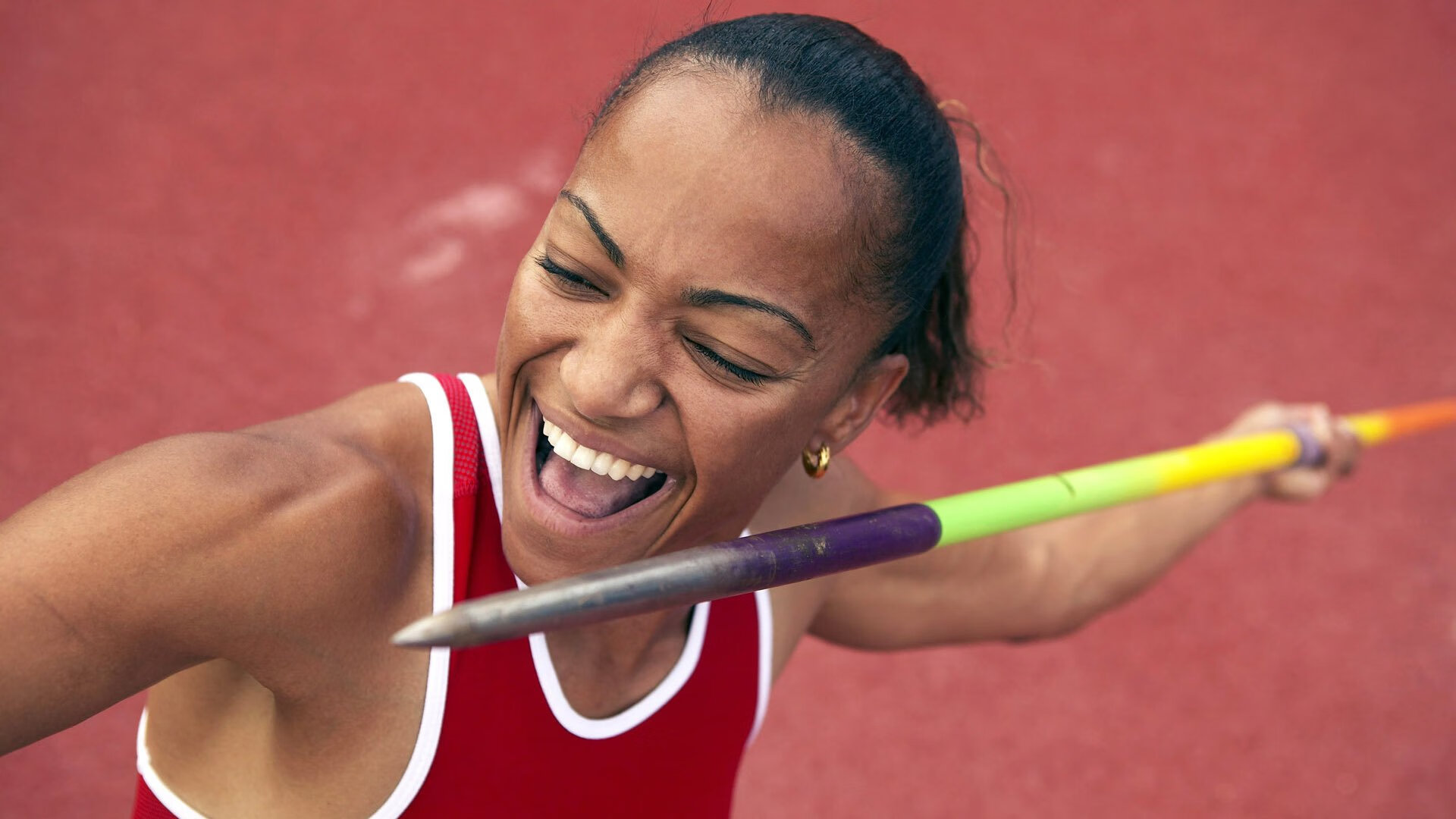 “腰旗美式橄榄球赛：东部新区赛场激烈对抗，观众热情高涨”